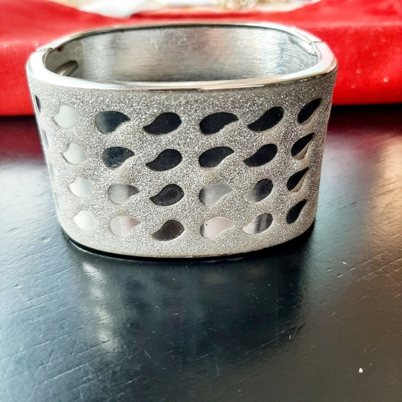 EUC Hinged Bangle Bracelet - Picture 2 of 7